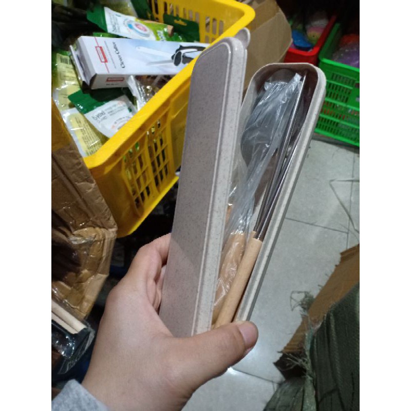 BỘ ĐŨA ,THÌA,RĨA MANG THEO BÊN NGƯỜI