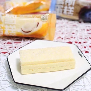 Bánh bông lan cuộn vị chuối phủ dừa