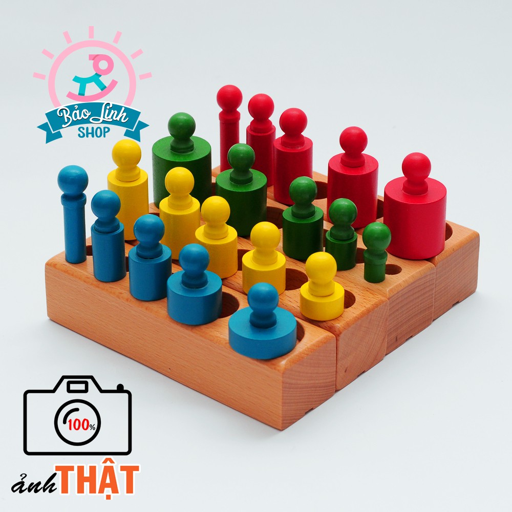 Giáo cụ Montessori 0-3 - Bộ núm trụ mầu - Bản gia đình giúp bé học về màu sắc, phân biệt to nhỏ, cao thấp