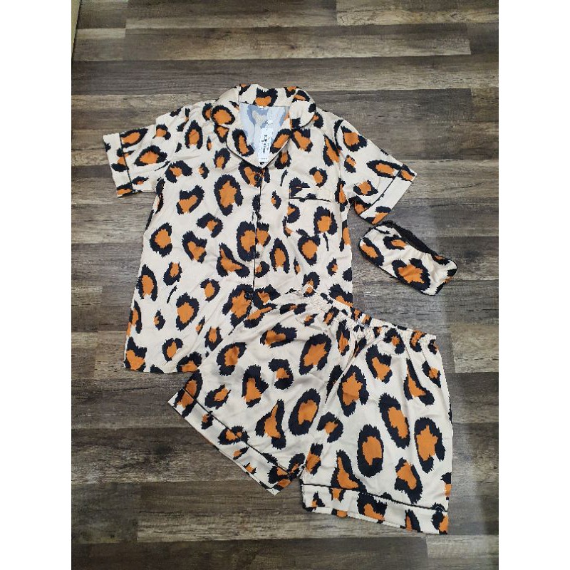 Pijama lụa đùi họa tiết beo nâu tặng kèm bịt mắt