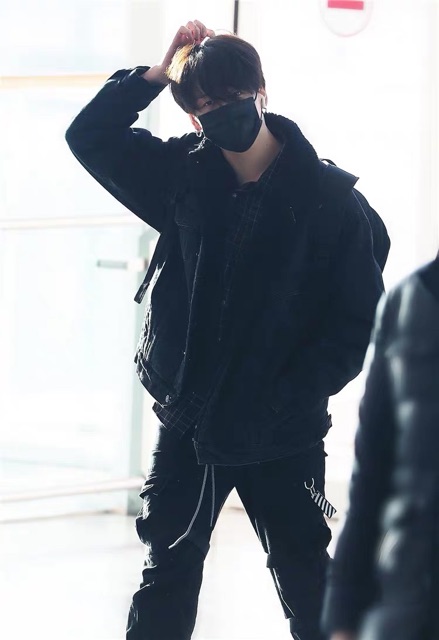 ẢNH THẬT QUẦN JOGGER JUNGKOOK BTS BOY WITH LUV VÀ TẠI SÂN BAY | BigBuy360 - bigbuy360.vn