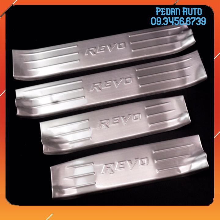 Ốp bậc trong xe Hilux 2016 đến 2020 mẫu inox bộ 4 ốp