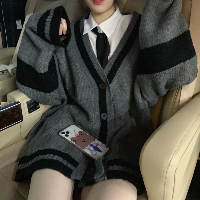 Áo sơ mi trắng tay dài có cà vạt có nút cài + áo khoác len cardigan màu xám tay dài cổ V ulzzang