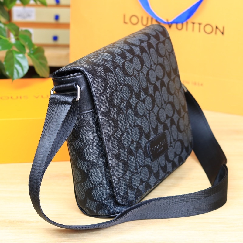 Túi đeo chéo nam C2522 có ngăn khoá giữa chất liệu da mềm không nhăn size 25x22x6