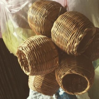Giỏ tre đựng kê, lúa cho cu gáy