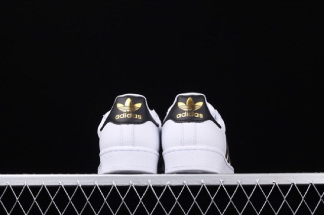 Giày Adidas Superstar trắng gót đen