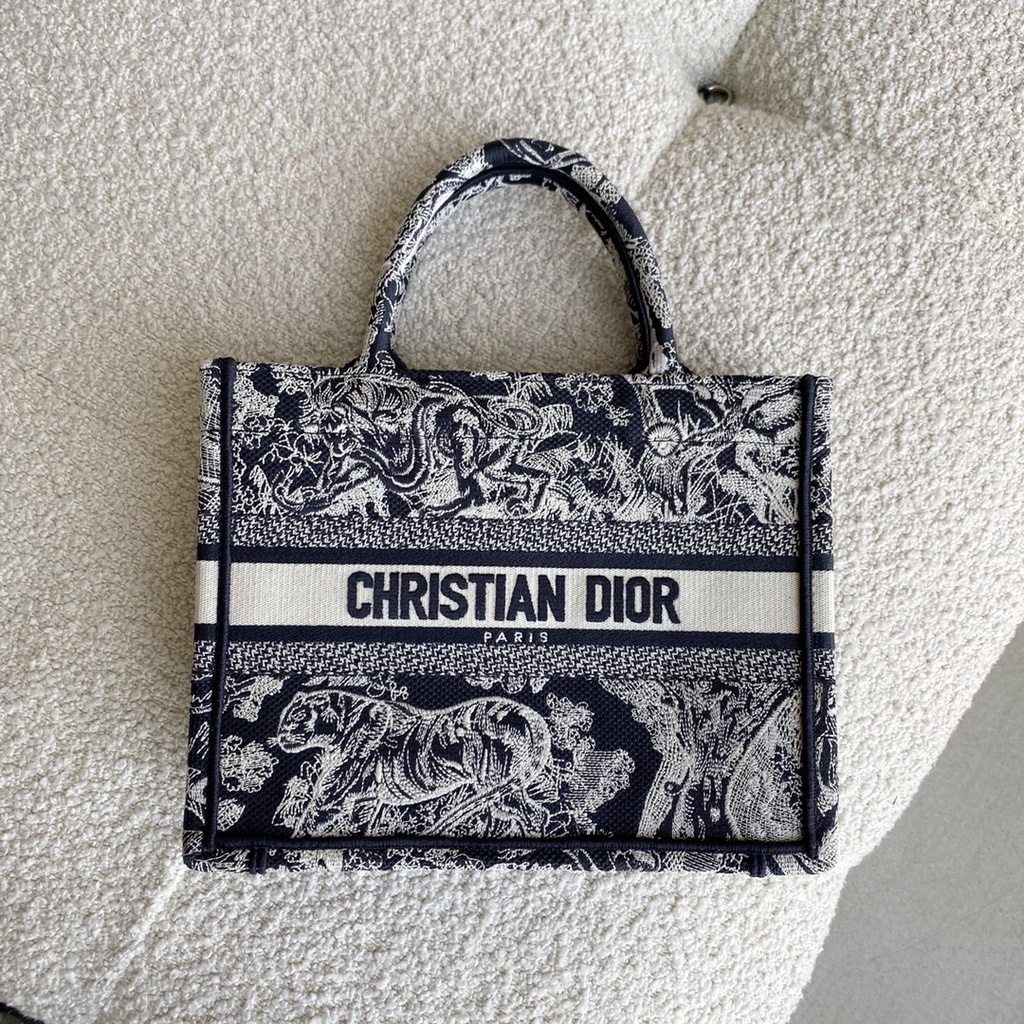 Túi xách DIOR size 26cm đầy sự xinh đẹp, màu xanh đen.