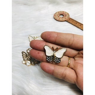 Cài áo bướm đính đá. Có 2 kiểu