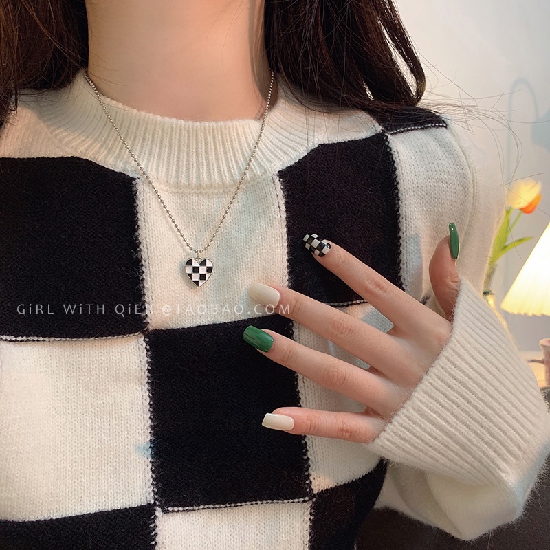 Dây Chuyền Phối Mặt Hình Trái Tim Họa Tiết Caro Trắng Đen Thời Trang Thu Đông Xinh Xắn Cho Nữ