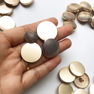 Nút áo dạ . Áo vest . Nut kim loại