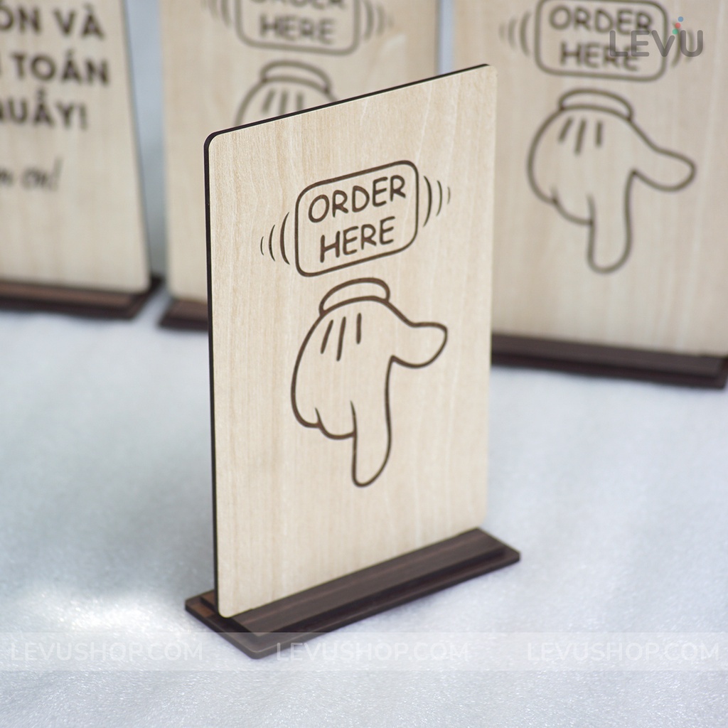 Bảng gỗ để bàn Order here 2 mặt vui lòng gọi món tại quầy khắc laser có chân đế LEVU-BG20