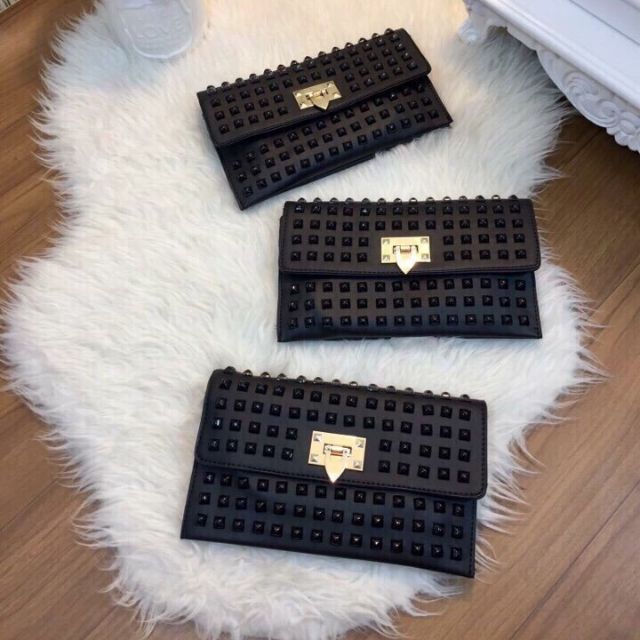 Ví cầm tay đính đinh 2 ngăn có dây đeo chéo tiện dụng