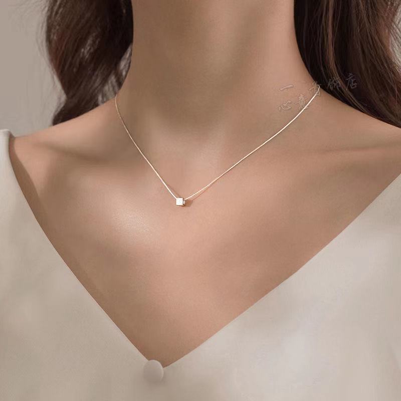 Dây chuyền mặt vuông nữ khối kim loại trang sức