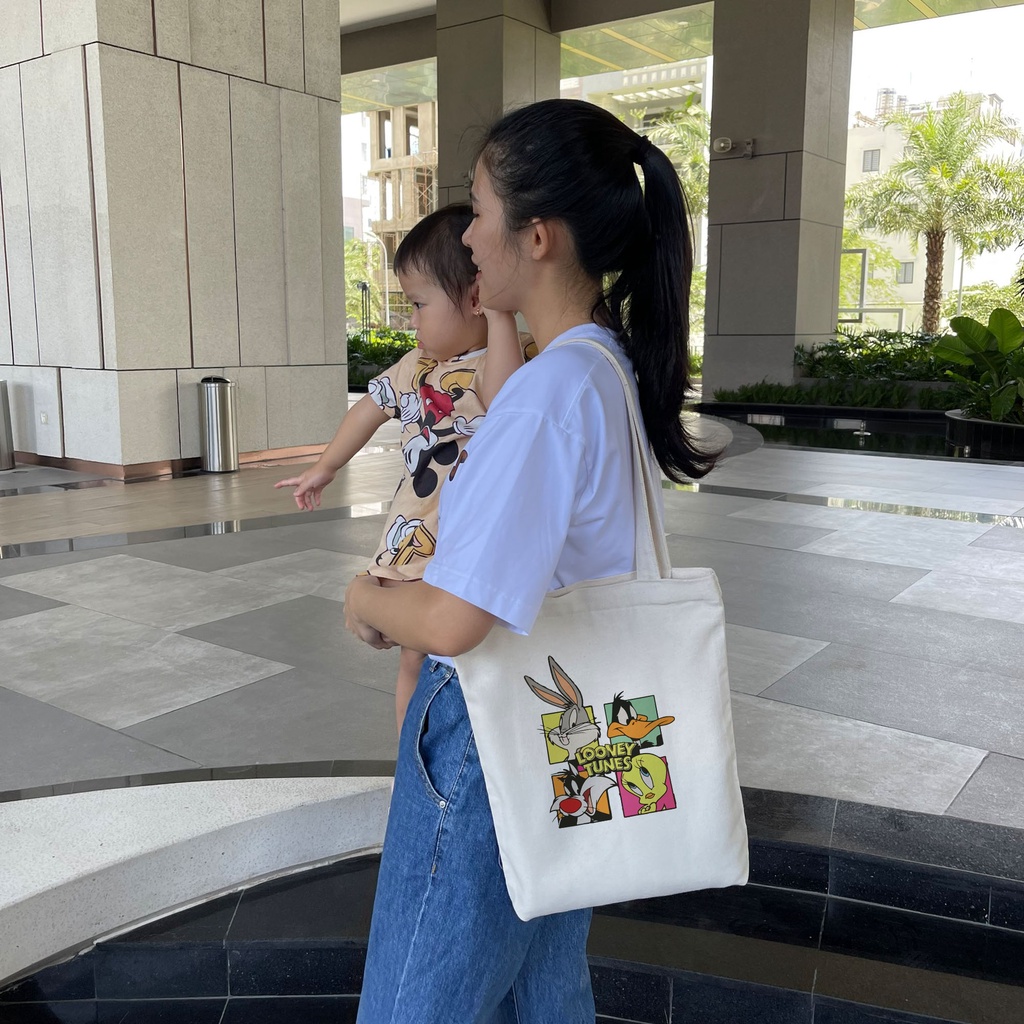 Túi tote vải mộc Tiệm nhà Pony dây kéo in hình Loony Tunes Characters PM114
