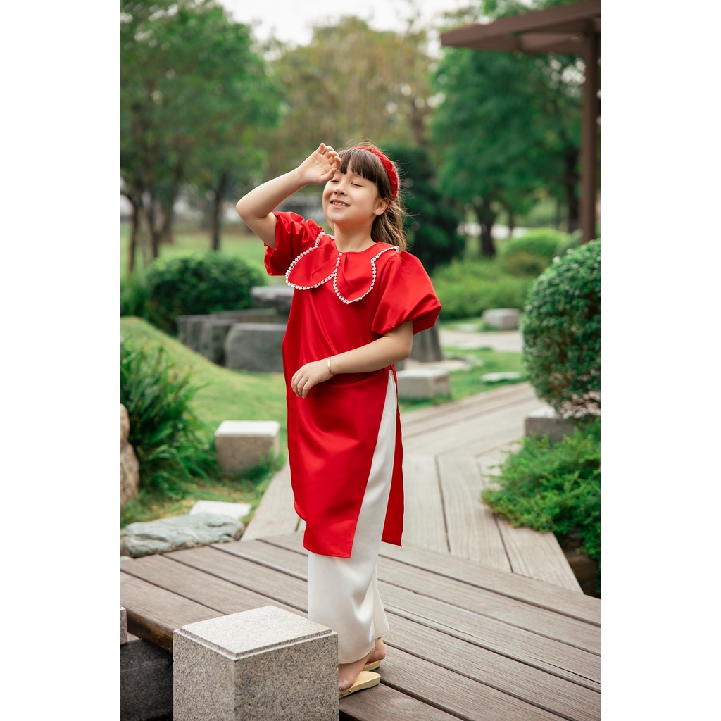 Áo dài cho bé gái BYZU kiểu áo dài cách tân viền ren nơ đỏ phối tay bồng, chất liệu tafta lụa cao cấp