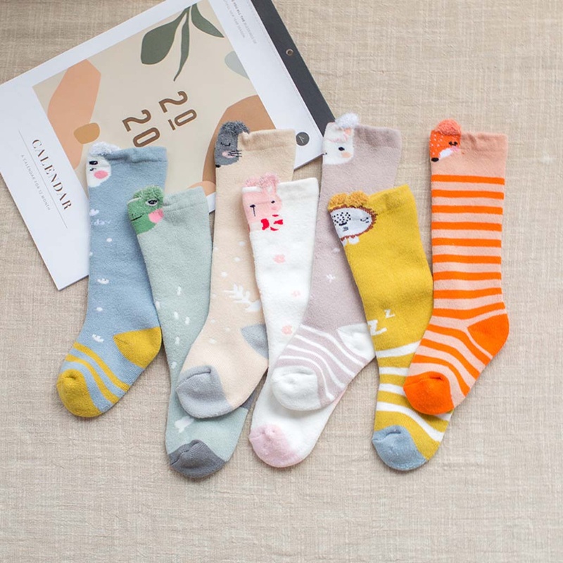 Bộ 3 Đôi Vớ Cao Tới Gối Dày Giữ Ấm Chân In Họa Tiết Thú Hoạt Hình Dễ Thương Cho Bé