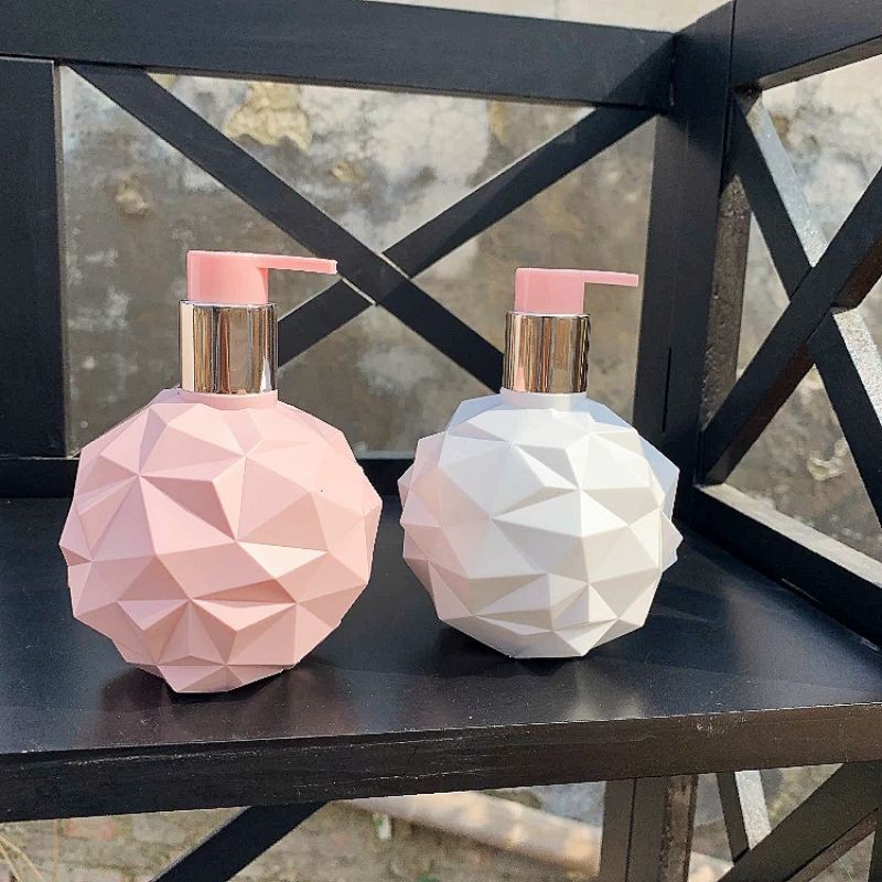 HOT TAOBAO — Lọ Kem Dưỡng Da Tay và Móng Cao Cấp Kèm Cục Bông Sang Chảnh, Kem Dưỡng Da Tay Mềm Mịn | BigBuy360 - bigbuy360.vn