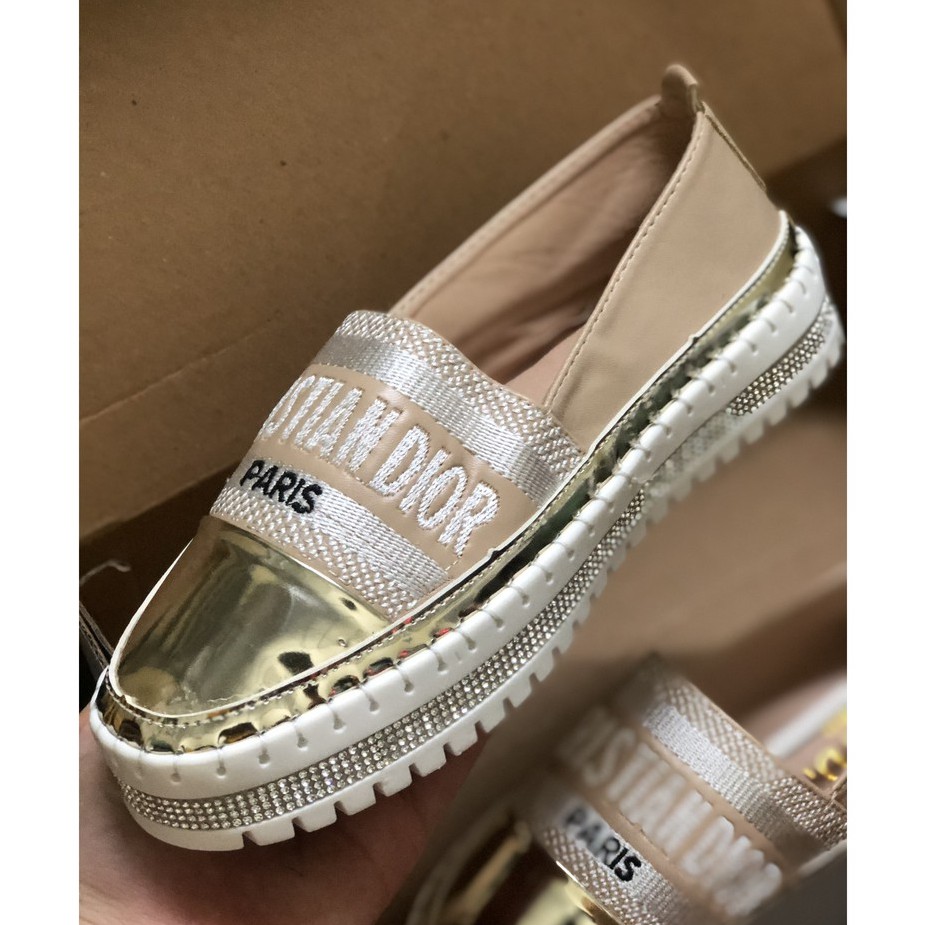 Giày Slip On Đế Cao Viền Đá Mũi Tráng Gương Siêu Sang Chảnh - Quai Nền Thêu Chữ | BigBuy360 - bigbuy360.vn