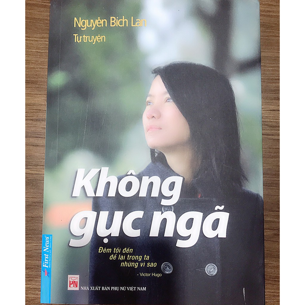 Sách - Không Gục Ngã - Đêm Tối Đến Để Lại Trong Ta Những Vì Sao (Tự Truyện Nguyễn Bích Lan)