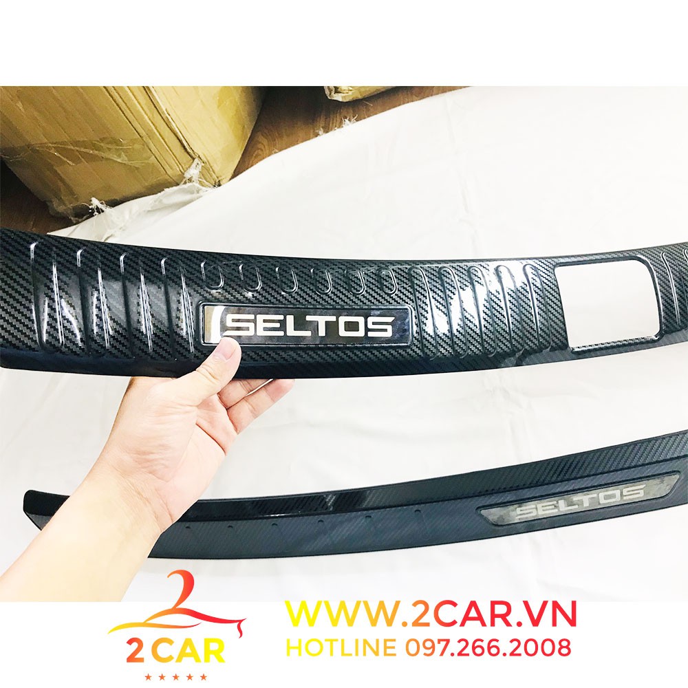 Ốp Chống trầy cốp trong, ngoài CARBON xe Kia Seltos 2020-2021, vân cacbon cao cấp