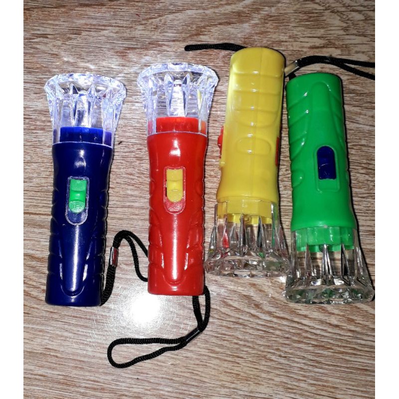 Một Cây đèn pin mini dài 10cm bằng nhựa siêu sáng có kèm pin