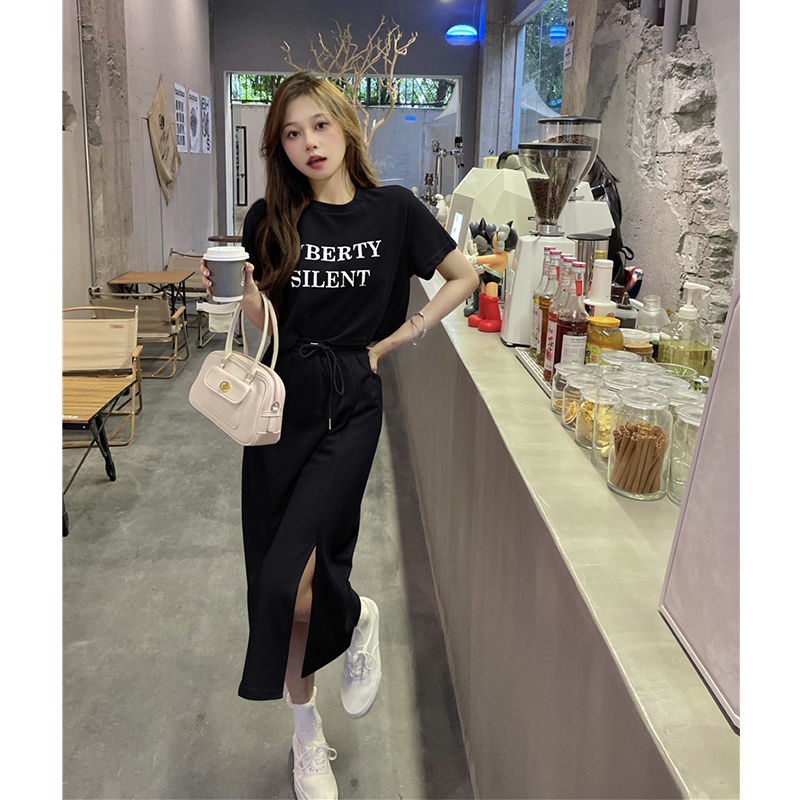 Set đồ COZOKC gồm áo thun ngắn tay in chữ và chân váy ngắn lưng cao thời trang cho nữ