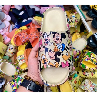 Dép bánh mì hoạ tiết chuột Mickey và những người bạn siêu hot trend