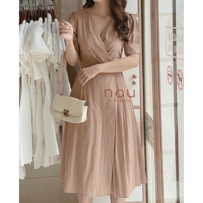 Đầm cổ V midi tà chéo xếp li 2 màu nâu/trắng