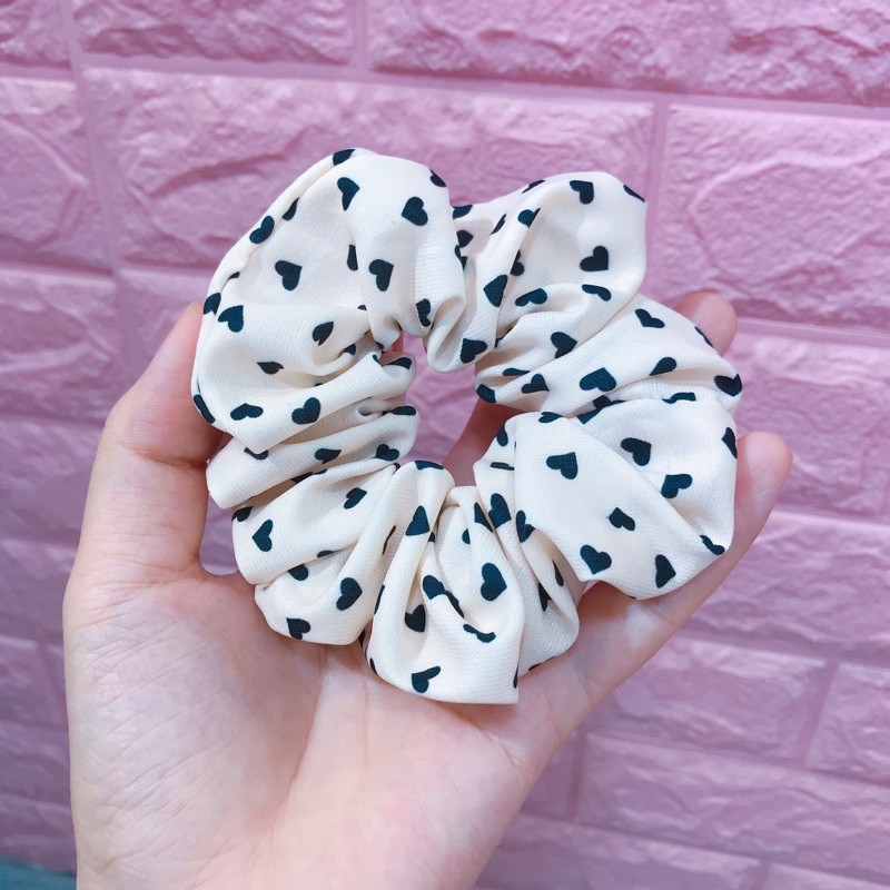 Cột tóc vải Scrunchies họa tiết trái tim