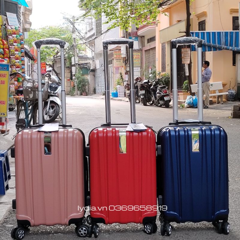 Vali nhựa dẻo size 24 inch  mầu đỏ sale lỗ, hãng Hùng Phát bảo hành 5 năm