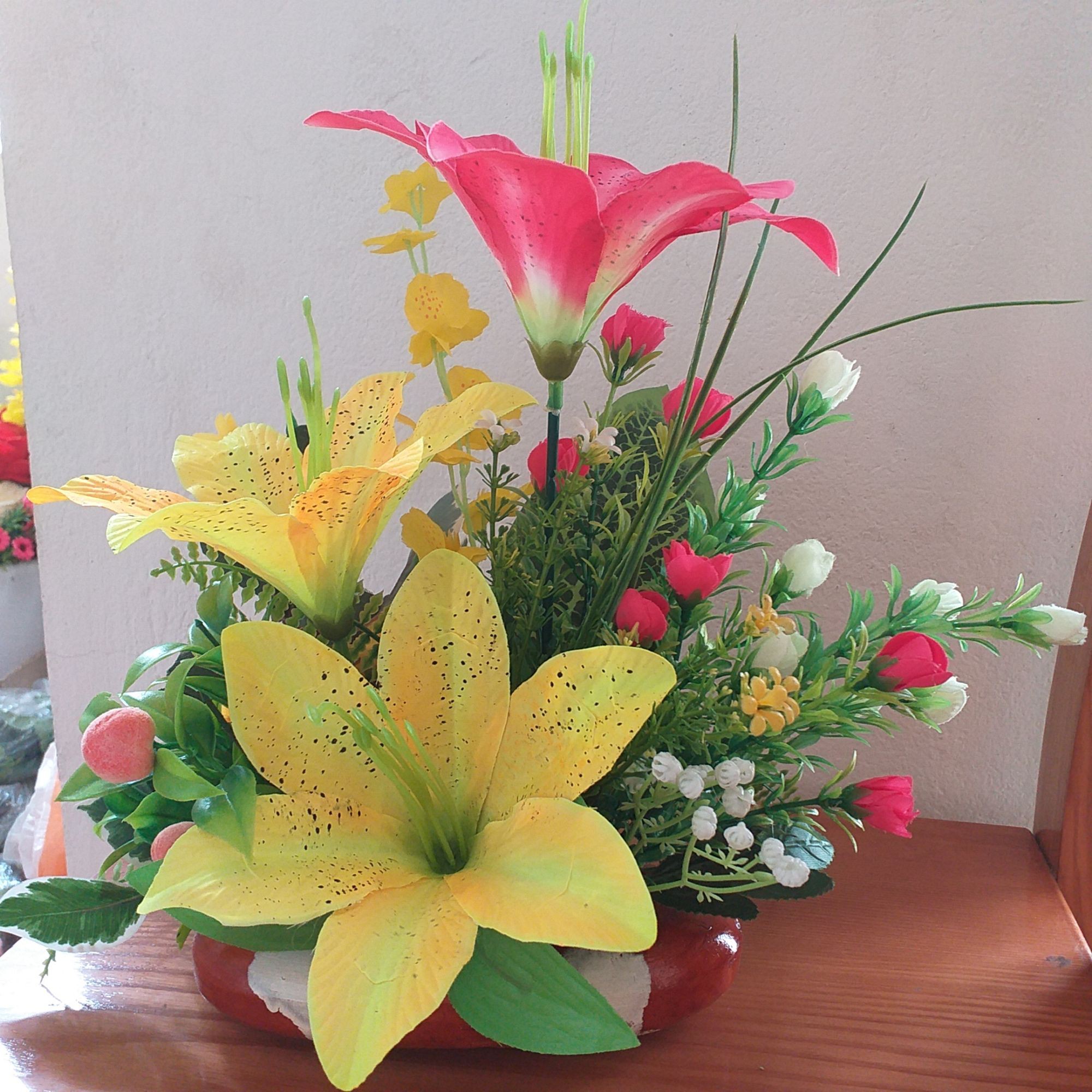Hoa Giả - Chậu Hoa Ly Trang Trí bao gồm chậu cắm sẵn như hình