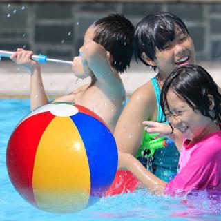 Bóng bơm hơi bằng nhựa PVC nhiều màu sắc cho bé chơi khi tắm