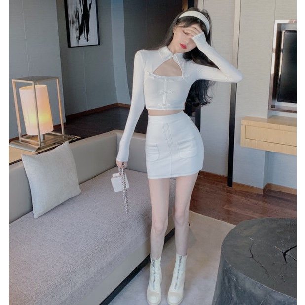 Bộ đồ nữ với áo thun croptop tay dài cắt khoét kiểu sườn xám và chân váy ôm dáng gợi cảm