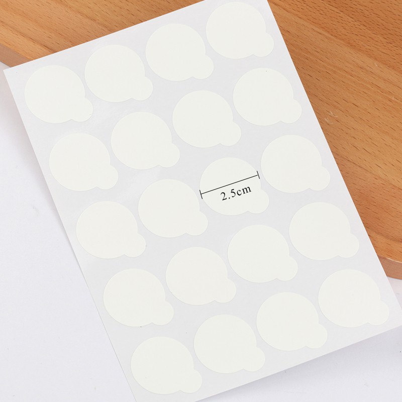 Hàng trăm sợi lông mi mới được quấn bằng một thanh gỗ, phần mở rộng của dụng cụ bằng đá dính