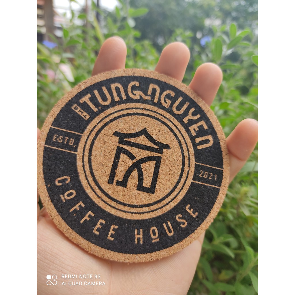 Miếng lót cốc gỗ ép in ấn quán cafe giá rẻ. Đặt đế lót ly bằng gỗ bần in ấn logo quán cafe theo yêu cầu.