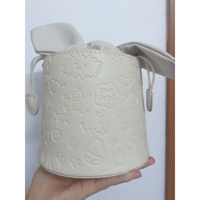 Túi xách đeo vai nữ hình trụ tròn in nổi họa tiết cá tính mặt thắt nơ dễ thương Ulzzang siêu xinh ❤️