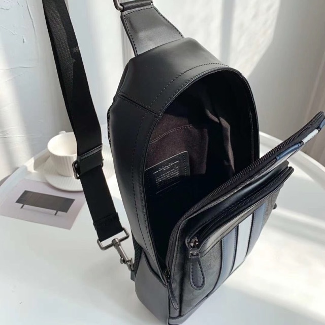 TÚI ĐEO CHÉO COACH BLACK MEN