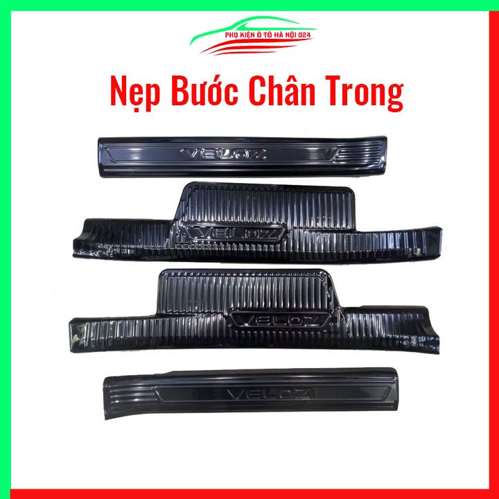 Ốp bậc cửa, nẹp bước chân trong ngoài Veloz 2022-2023 vân Titan chống trầy bảo vệ trang trí xe