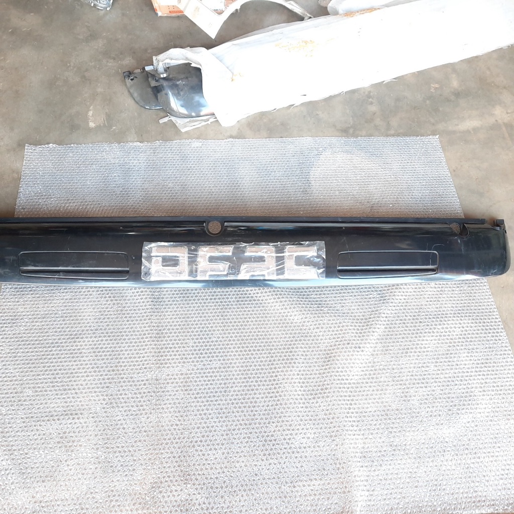 Ốp chân kính chắn gió lắp xe Dongfeng Cửu Long TMT, có chữ DAFC, kích thước 1m72 rộng 23cm. Hàng Dongfeng