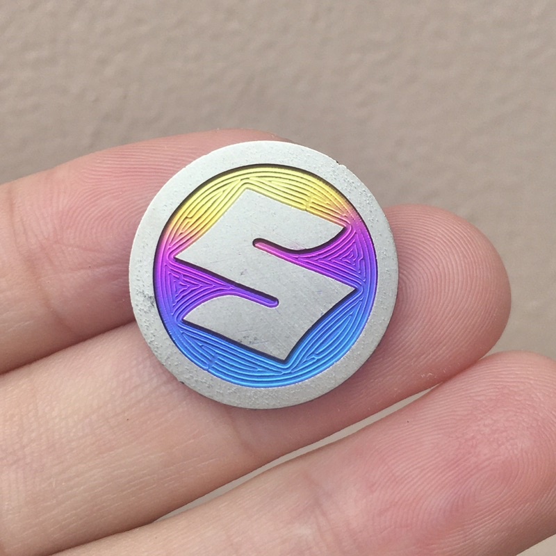 Tem Titan logo Suzuki hình chữ S có sẵn keo dán 3M chống thấm bong tróc, không lo xuống màu, dùng trang trí cho xe máy