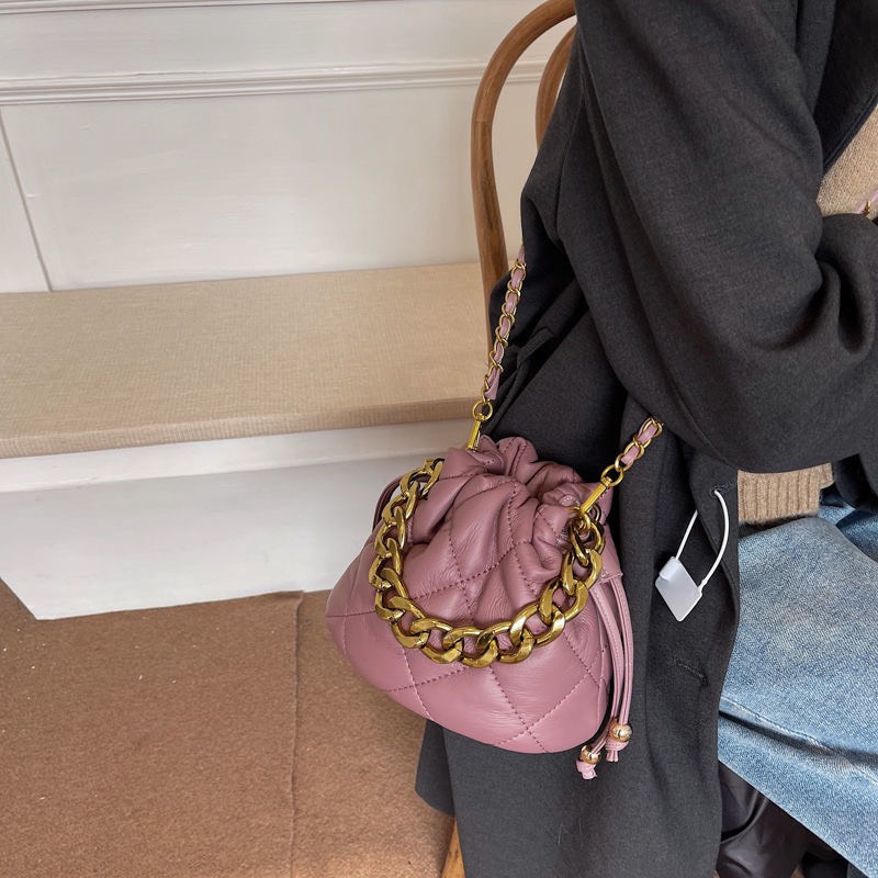 Túi xách nữ dây rút dập trám màu trơn kèm phụ kiện thời trang nữ