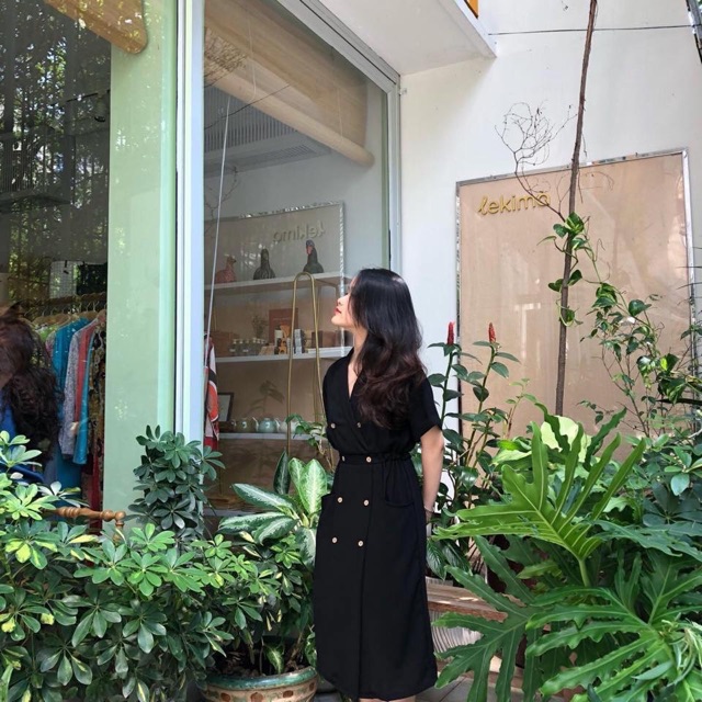 Đầm Đen Tilly Dress thiết kế đơn giản from suông chuẩn - váy dáng dài có túi cổ vest chữ V eo có bo chun co giãn | BigBuy360 - bigbuy360.vn