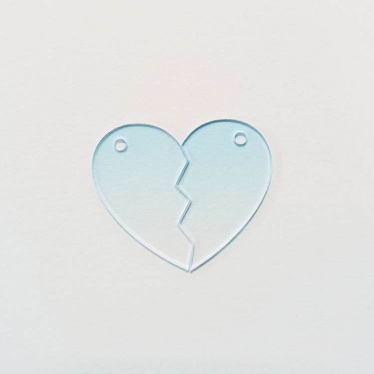 Chia đôi móc khóa acrylic tình yêu