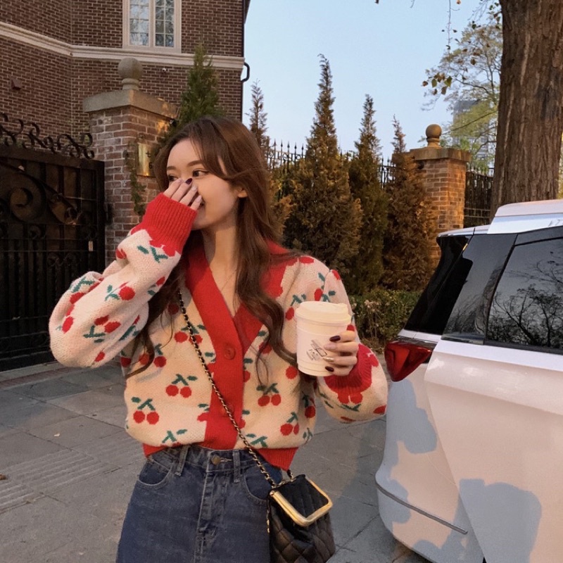 SẴN - áo croptop len hoạ tiết cherry