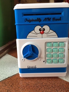 Két sắt hình kitty, đô rê mon, minion