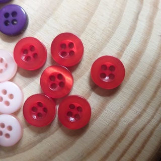 Nút nhựa 4 lỗ , size 8MM.(20 nút/5k)