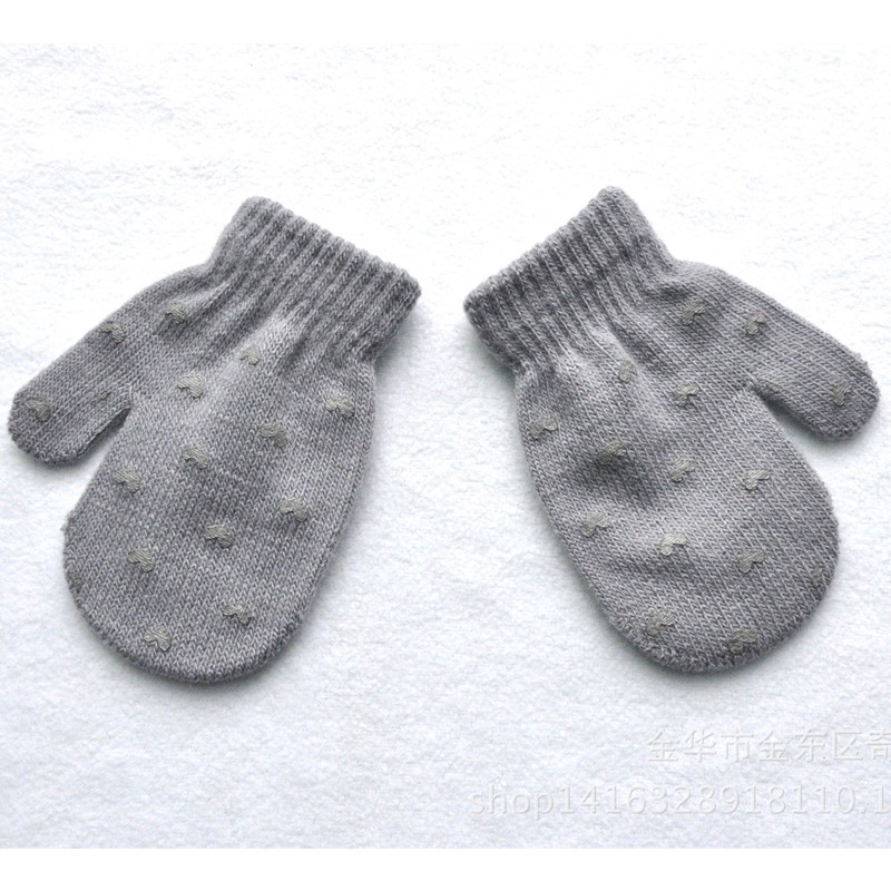 Đôi găng tay giữ ấm mùa đông cho bé