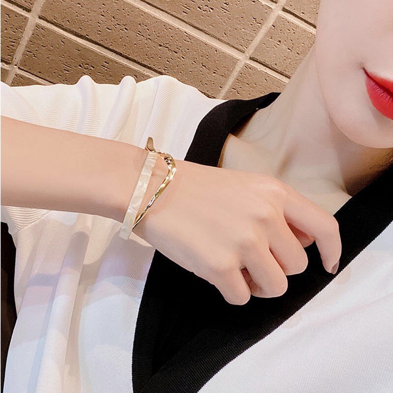 Vòng tay ngọc màu trắng sang trọng nhẹ nhàng kết hợp vòng tay kim loại cong phong cách thời trang Hàn Quốc