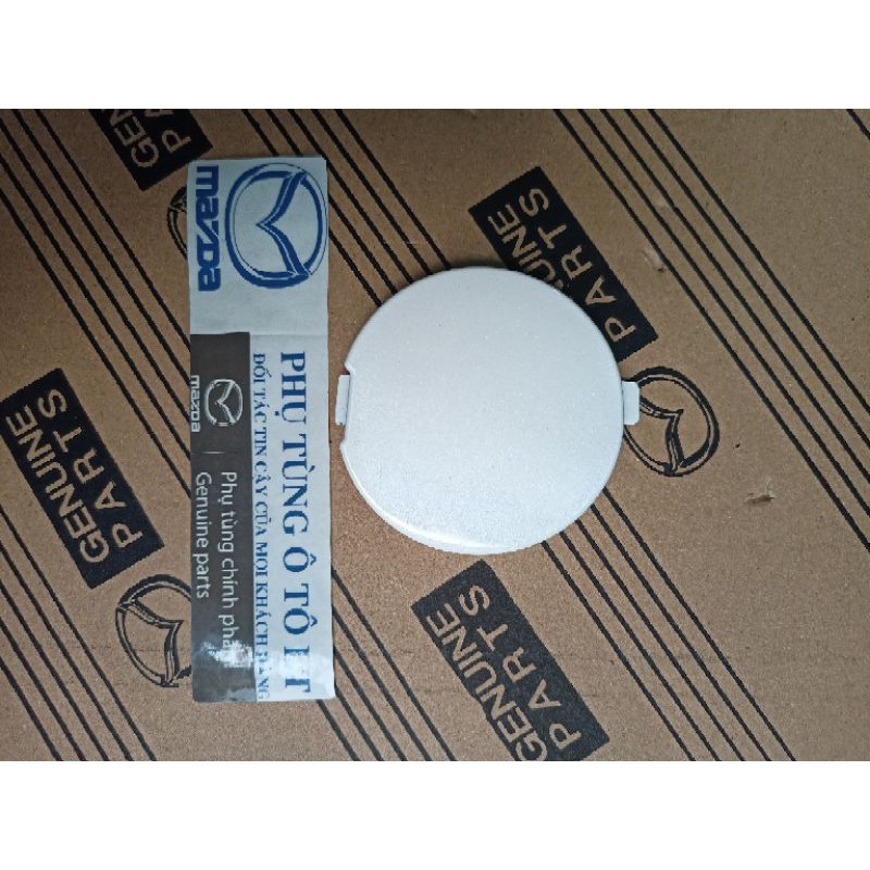 Nắp đậy móc cứu hộ cản sau Mazda 3 2015 - 2019 sedan màu trắng