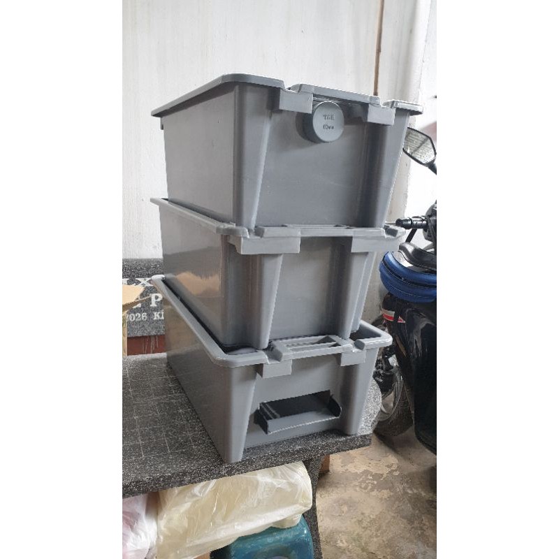 Baki xám 3tầng  kèm ống mưa kt  65×39×69